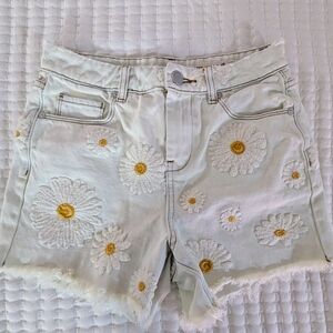 BlankNYC White Daisy Embroidered Denim Shorts | Size 26 | Raw Hem